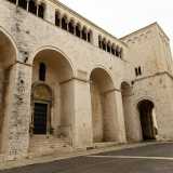 Ci spostiamo ora sul lato nord della Basilica, posto su largo Papa Urbano II e caratterizzato da arcate ampie e profonde sulle quali corre l�elegante loggiato